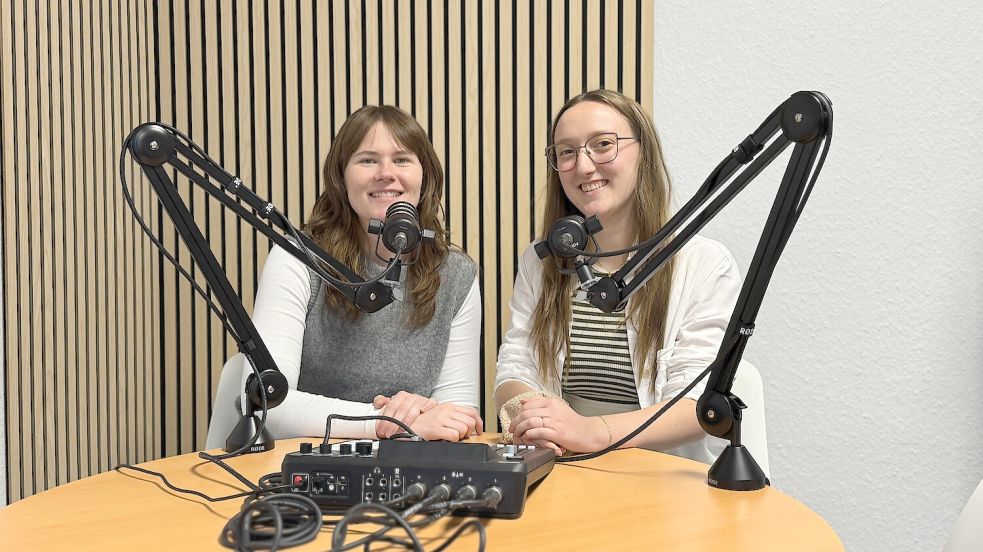 Pia Pentzlin (links) und Leona Spindler (rechts) sind die Hosts der sechsten Staffel des Podcasts „Watt´n los?“. Foto: Björn Klüver