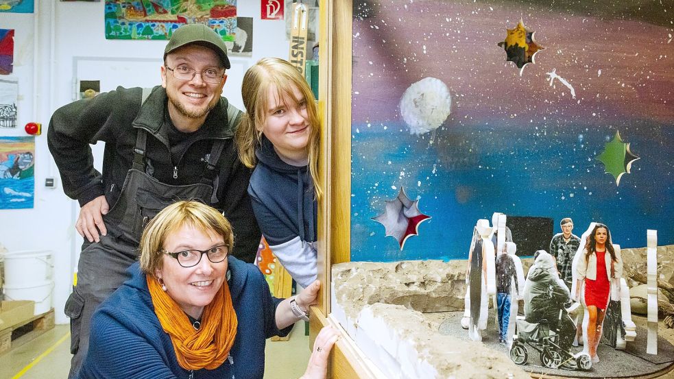 Noch fehlt die vierte Wand: Alexander Dohe (von links), Marita Westing und Chalyn Jarvers von den HHO-Werkstätten vor ihrer offenen Krippe im Kunstcontainer. Foto: Denise Matthey