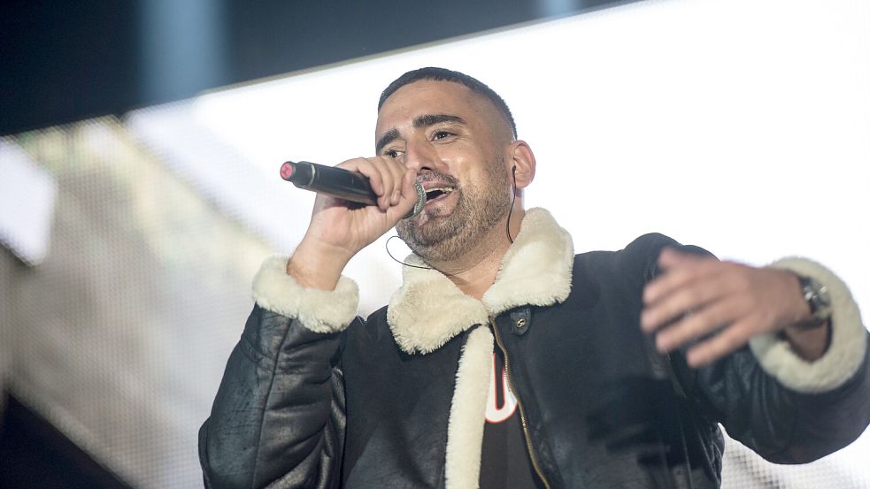 Der Gangsta-Rapper Haftbefehl bei einem Auftritt im Jahr 2019. Am Freitag, 14. November, steht er auf der Bühne des Alando in Osnabrück. Foto: Imago/Funke Foto Services