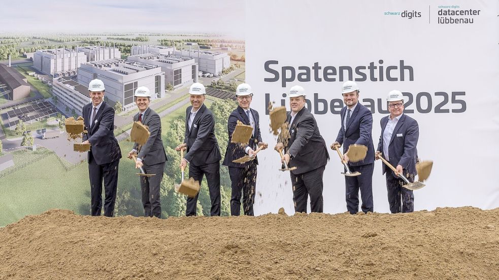 Mit einem feierlichen Spatenstich wurde die Baustelle in Lübbenau eingeweiht. Foto: Frank Hammerschmidt