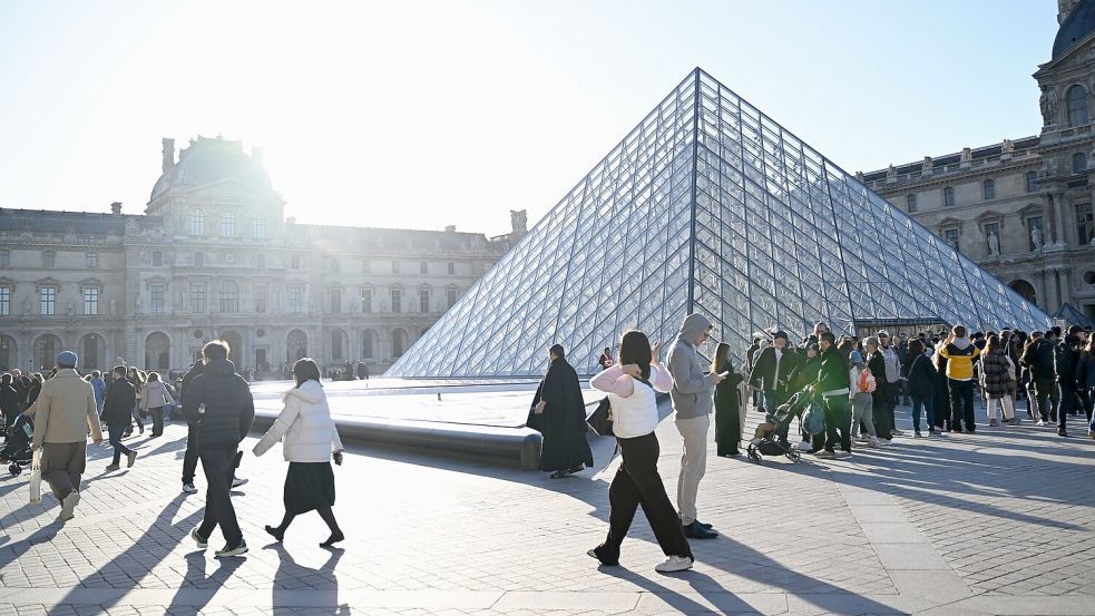 Für wenige Minuten hing im Louvre ein Bild, das zwei Tiktoker dort kurzerhand angebracht haben. (Archivbild) Foto: Emma Da Silva/AP/dpa