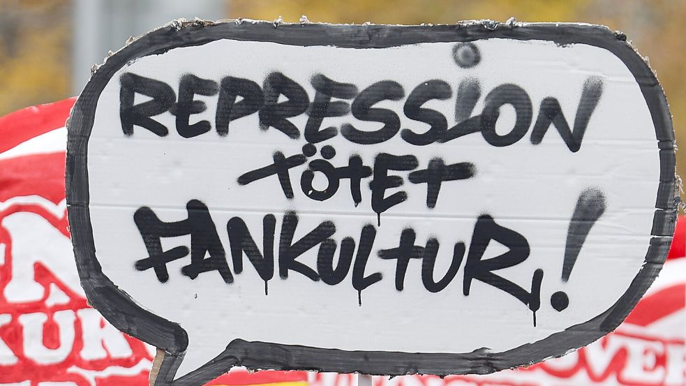 In Leipzig gingen am Sonntag tausende Fans auf die Straße. Foto: IMAGO / osnapix