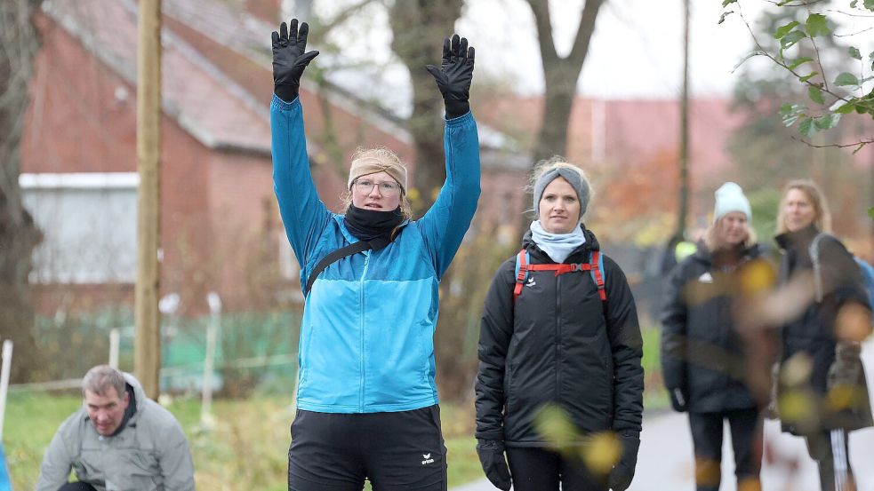 Daniela Bokker (links) und Daniela Köllmann feierten mit Rahe einen knappen Sieg gegen Blomberg. In der Tabelle liegt „Ostfrisia“ auf Platz zwei. Fotos: Wilfried Gronewold