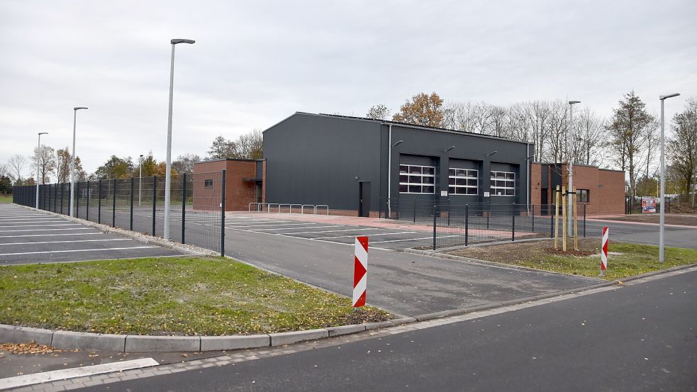 Der nach früheren Verwaltungsangaben 3,5 Millionen Euro teure Neubau am Adeweg in Osteel ist Standort der neuen Feuerwehr Brookmerland Nord. Foto: Thomas Dirks