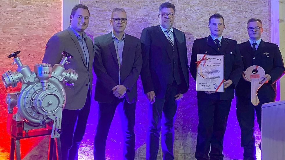 Offizielle Schlüsselübergabe mit Ordnungsamtsleiter Guido Feldmann (von links), den Verwaltungschefs Jochen Behrends und Gerhard Ihmels sowie den beiden Feuerwehrchefs Erhard Tammen und Tobias Dirks. Foto: Samtgemeinde Brookmerland