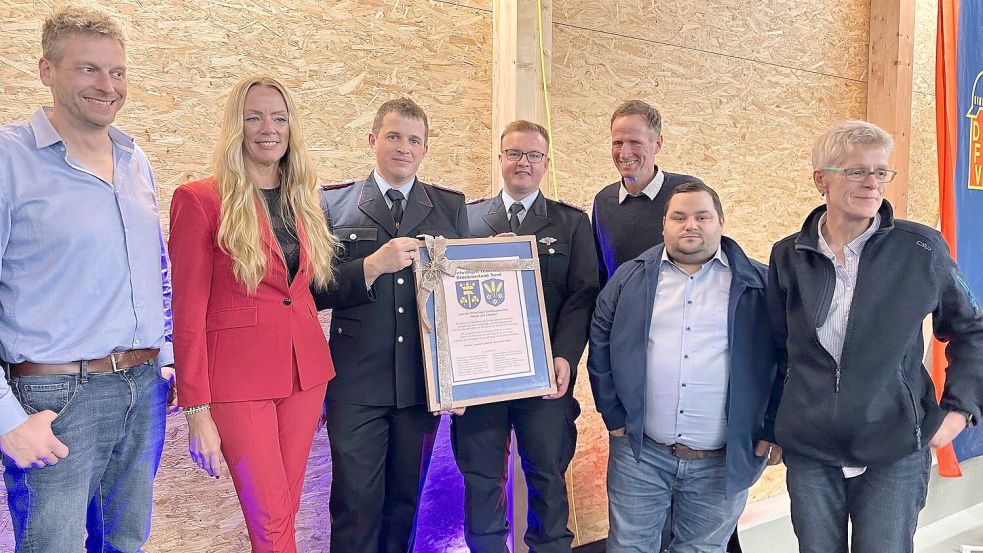 Mitglieder der Gemeinderäte Osteel und Leezdorf überreichten eine gerahmte Glückwunschurkunde: Mario Toben (von links), Ida Bienhoff-Topp, Erhard Tammen, Tobias Dirks, Harald Steen, Heiner Kuske und Ulrike Lengert. Foto: privat