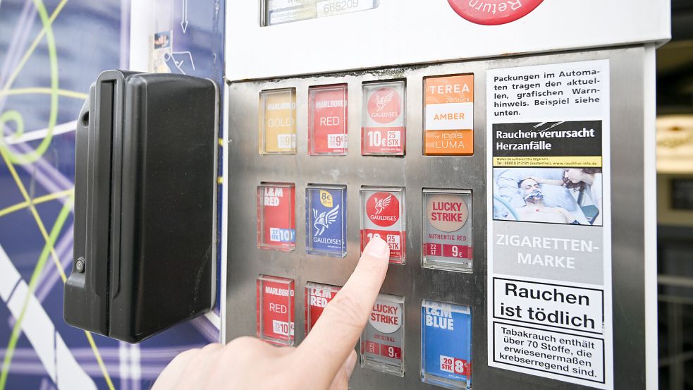 Neben immer mehr Snackautomaten bleiben auch die klassischen Zigarettenautomaten fester Bestandteil im Stadtbild. Foto: Bernd Weißbrod/dpa