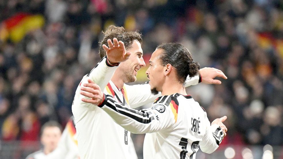 Ehemalige Teamkollegen bei Bayern: Goretzka und Sane. Foto: Robert Michael