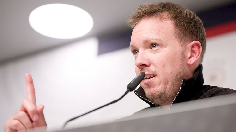 Julian Nagelsmann spricht nach dem 6:0 gegen die Slowakei. Foto: Christian Charisius