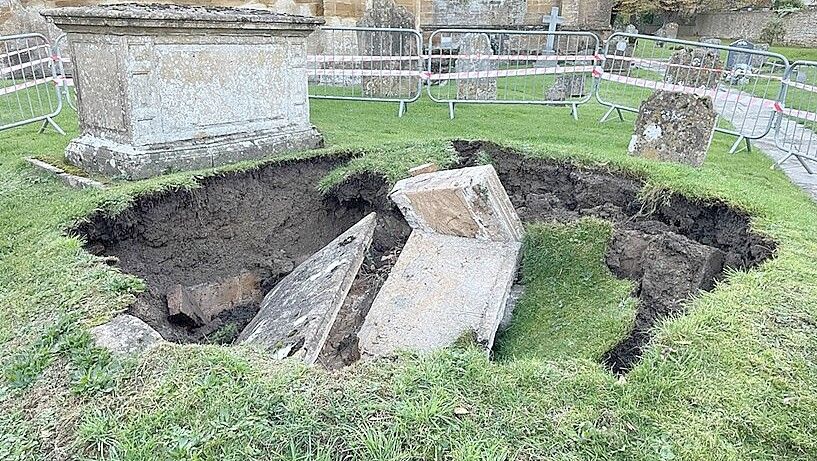 Die durch den Sarkophagensturz freigelegte Gruft auf dem Gelände der All Saints Church. Foto: All Saints Church/David Bown (CC BY 3.0)