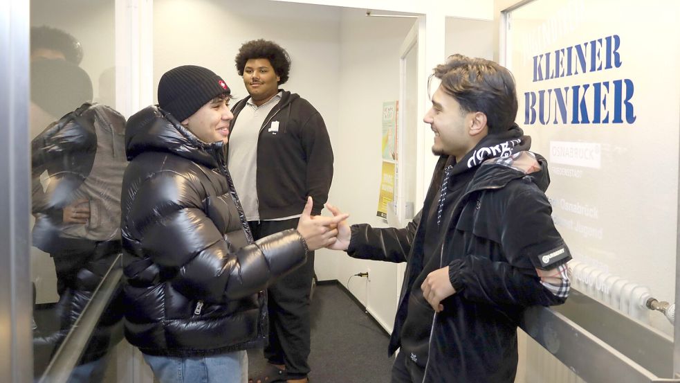 Ein „neues Zuhause“ haben Maksim Maksimov, Heinz Eli Max Wallenstein und Erol Erol im Kleinen Bunker an der Rappstraße in Osnabrück gefunden. Foto: Thomas Wübker