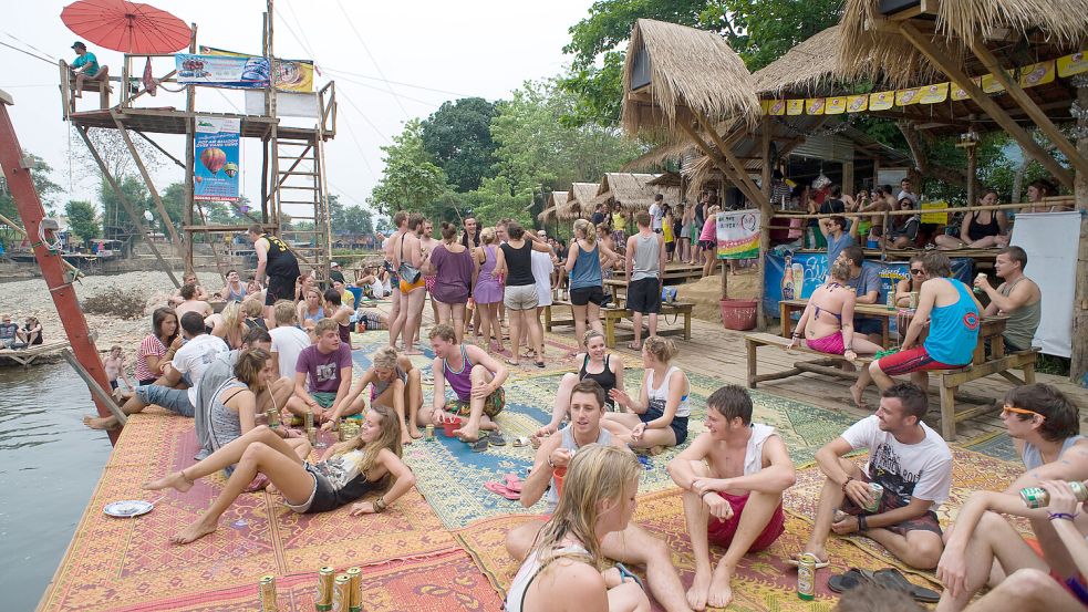 Im beliebten Partyort Vang Vieng in Laos starben vergangenes Jahr sechs Touristen an einer Methanolvergiftung. Bereits 2011 gab es dort rund 30 Todesfälle im Zusammenhang mit gepanschtem Alkohol. Foto: IMAGO/Stella Pictures