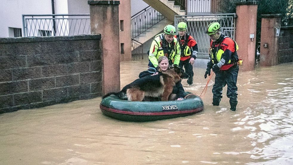 Eine Frau musste mit ihrem Hund im Schlauchboot gerettet werden. Foto: Michela Porta