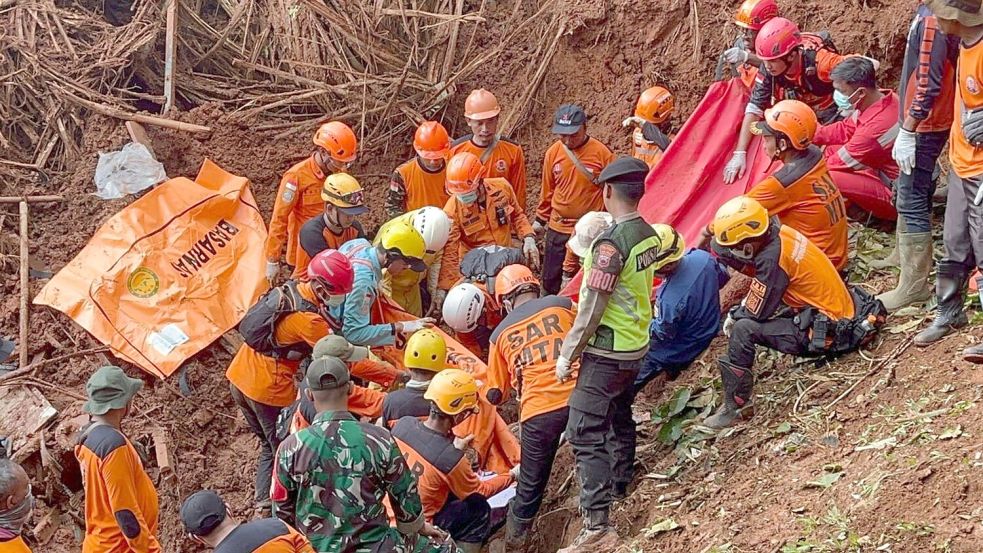 Die Behörden suchen nach Dutzenden Verschütteten. Foto: -/BASARNAS/dpa