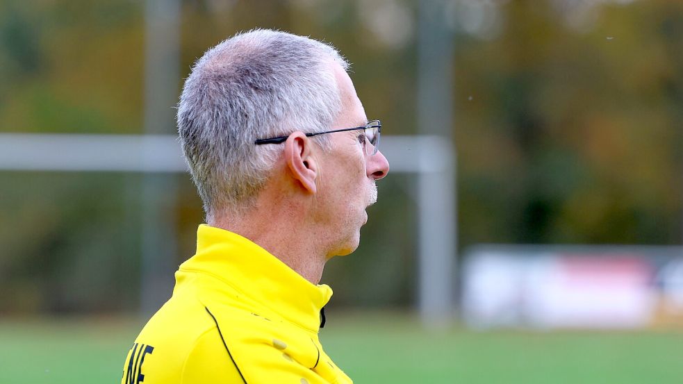 TuS-Trainer Franz wouk konnte es nicht fassen. Seine Mannschaft verlor beim TuS Borkum mit dem Schlusspfiff. Foto: Wilfried Gronewold