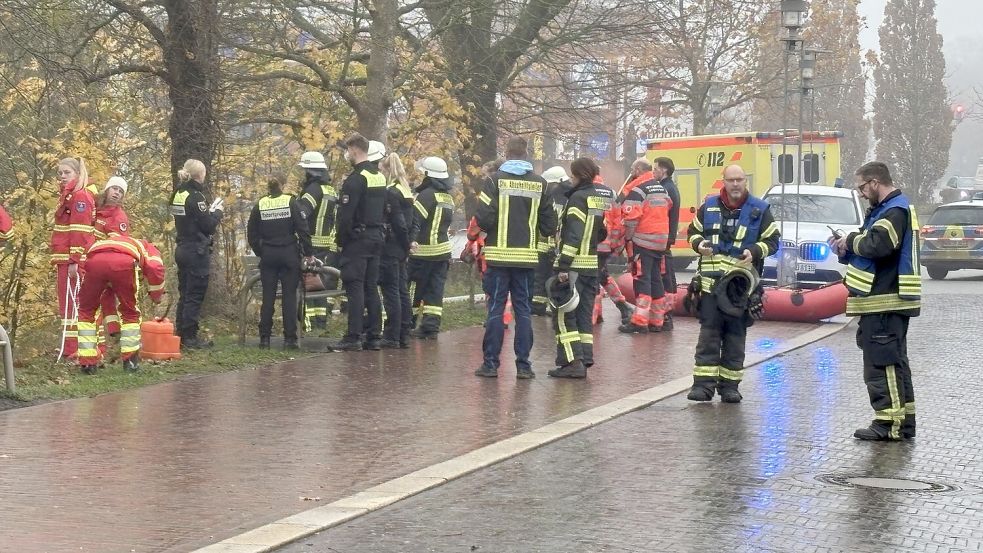 Einsatz am Neuen Weg in Norden: Zahlreiche Rettungskräfte waren am 7. November involviert, als die Leiche des Mannes gefunden worden war. Foto: Rebecca Kresse