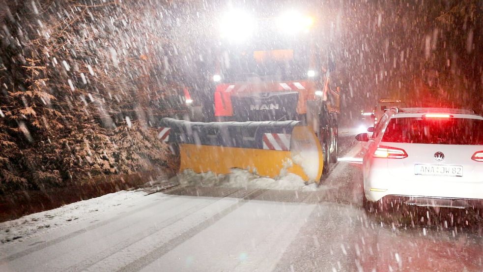 Im Erzgebirge räumte der Winterdienst den Schnee von den Straßen. Foto: Andr� M�rz/NEWS5/dpa