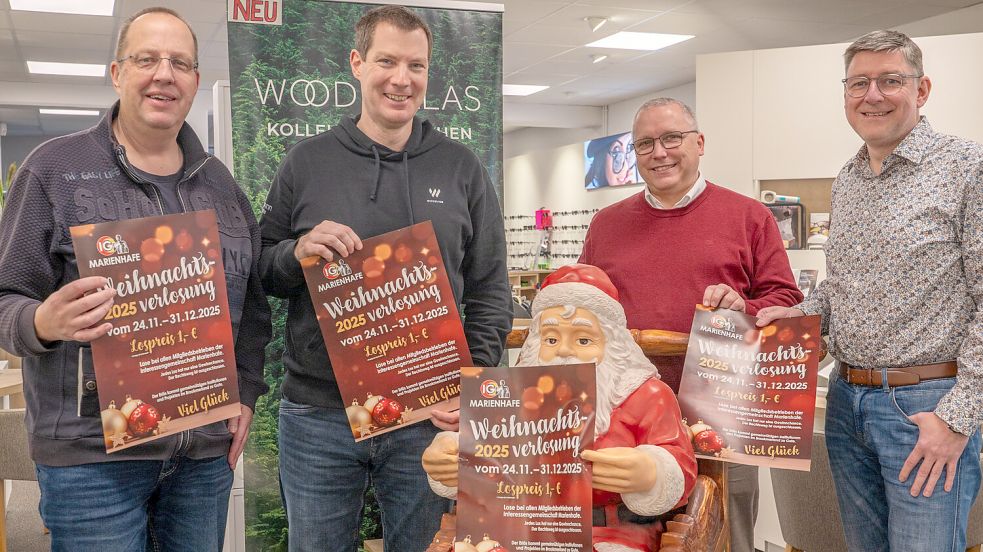 Heiko Schoolmann (von links), Peter Adena, Jochen Toben und Ernst Moltz von der Interessengemeinschaft der Marienhafer Kaufleute stellten die Verlosung vor. Foto: Folkert Bents