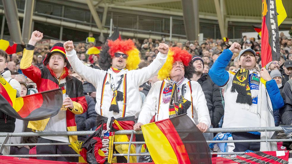 Die deutschen Fans können sich auf die WM in den USA, Kanada und Mexiko freuen. Foto: IMAGO/Matthias Koch