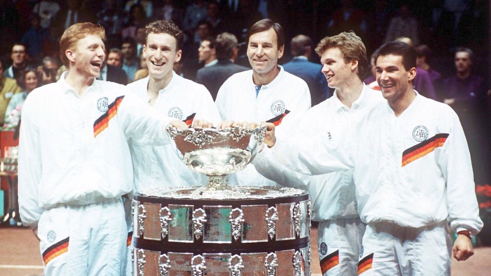 Boris Becker (l) beim Davis-Cup-Triumph 1988. Foto: Rüdiger Schrader/dpa