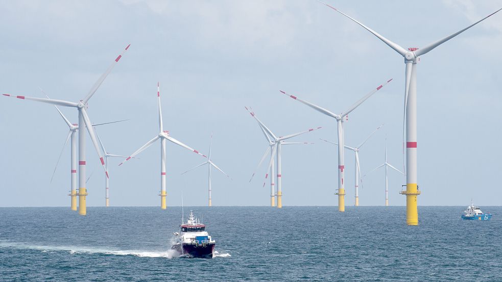 Ein Versetzerboot fährt durch den Offshore-Windpark „Nordsee 1“, der sich nördlich von Juist befindet. Foto: Ingo Wagner/DPA