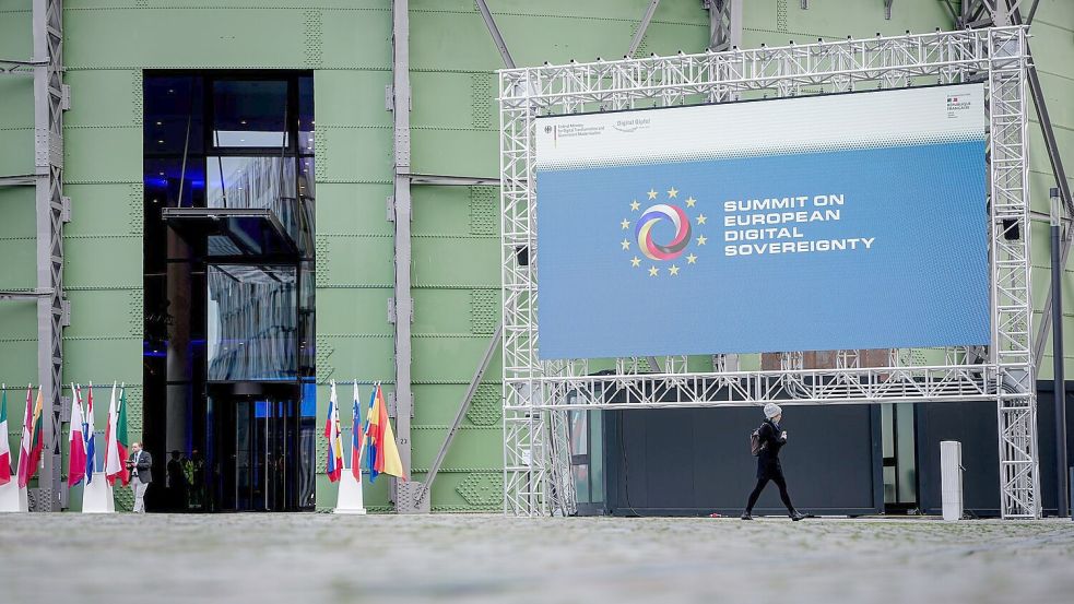 Auf dem deutsch-französischen Digitalgipfel in Berlin sind 18 Vereinbarungen zum Ausbau von KI-Anwendungen vorgestellt worden. Foto: Kay Nietfeld/dpa