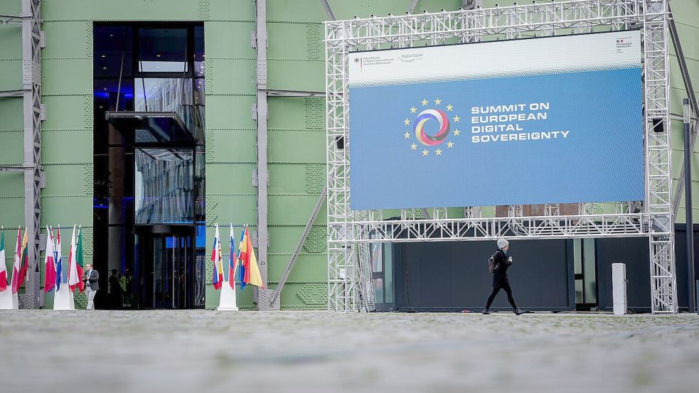 Rund 1.000 Gäste aus Frankreich, Deutschland und anderen EU-Ländern trafen sich auf dem EUREF-Forschungscampus in Berlin und diskutierten über digitale Souveränität. Foto: Kay Nietfeld/dpa