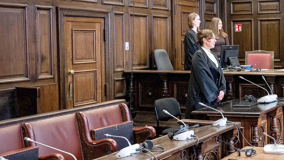 Die Verteidigerin steht zunächst ohne ihre Mandantin im Gerichtsaal. Die wahrscheinlich psychisch kranke Beschuldigte wird erst hereingeführt, nachdem die Fotografen gegangen sind. Foto: Daniel Bockwoldt