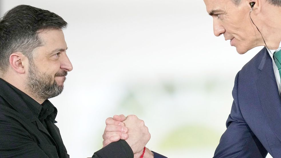 Sánchez bekräftigte die „vollständige und entschiedene“ Unterstützung Spaniens für die Ukraine. Foto: Bernat Armangue/AP/dpa