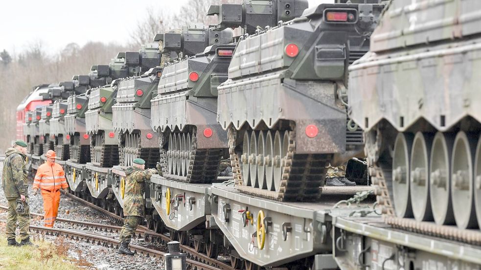 Der grenzüberschreitende Transport von schwerer Ausrüstung bereit Militärplanern oft Sorgen - die EU-Kommission will Schwierigkeiten nun angehen. (Archivbild) Foto: Hendrik Schmidt