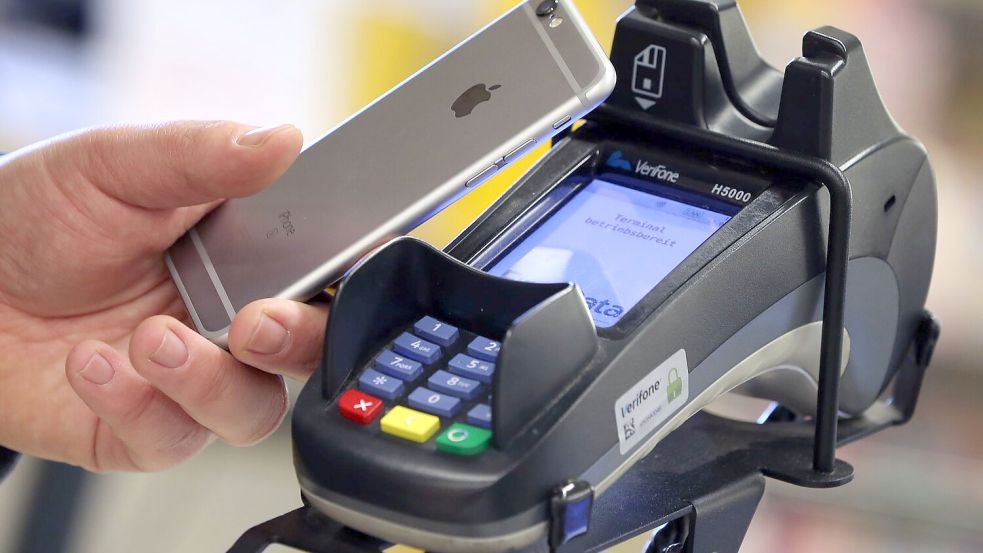 Das Zahlen per Smartphone breitet sich aus, gerade bei Jüngeren (Symbolfoto) Foto: Karl-Josef Hildenbrand
