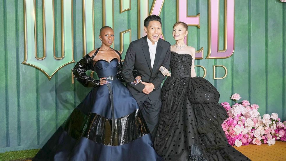Cynthia Erivo, Regisseur Jon M. Chu und Ariana Grande kamen zur Europapremiere von „Wicked: Teil 2“ nach London (Archivbild). Foto: Scott A Garfitt/Invision/AP/dpa