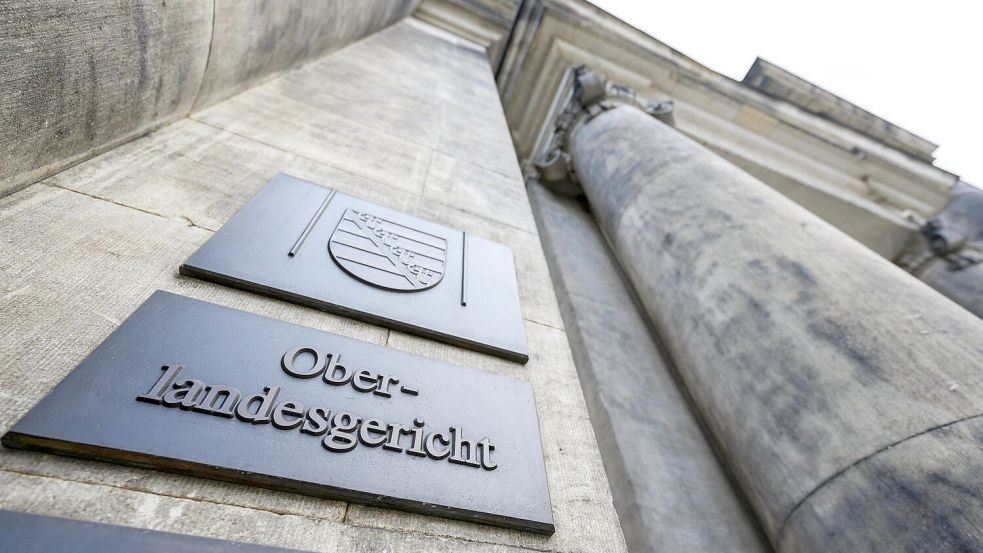 Sie schlugen mit Fäusten, Schlagstöcken oder Hämmern zu: Wegen zahlreicher Angriffe auf tatsächliche oder vermeintliche Rechtsextreme müssen sich ab Dienstag sieben mutmaßliche Linksextremisten vor dem Oberlandesgericht Dresden verantworten. Foto: dpa/Robert Michael