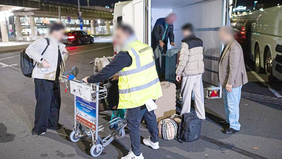 Afghaninnen und Afghanen bei ihrer Ankunft in Hannover. (Archivbild) Foto: Moritz Frankenberg