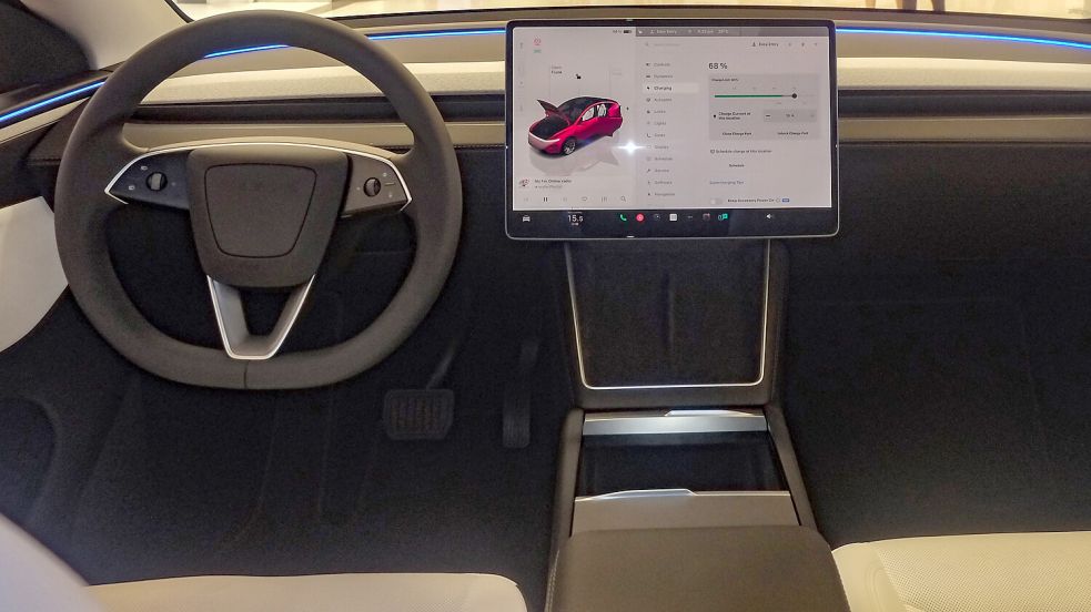 Tesla-Chef Elon Musk soll Knöpfe hassen. In seinen E-Autos (hier: Model Y) gibt es deshalb auch riesige Displays statt Schalter. Foto: Ethan Llamas