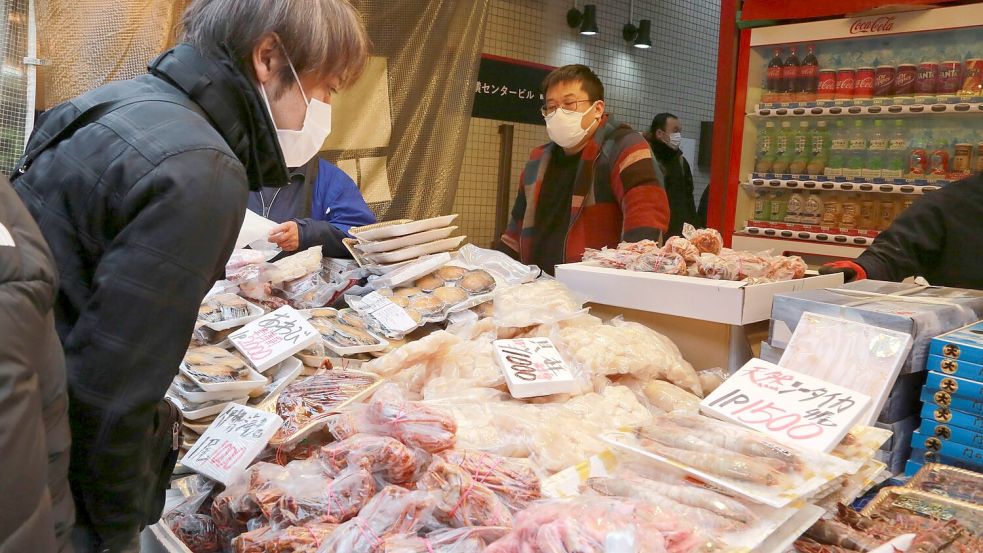 China hatte erst vor kurzem ein Embargo gegen einen Teil japanischer Meeresfrüchte aufgehoben. (Symbolbild) Foto: Koji Sasahara/AP/dpa