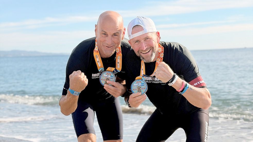 Herbert de Vries und Clemens Köster präsentieren stolz ihre WM-Teilnehmermedaillen. Foto: privat