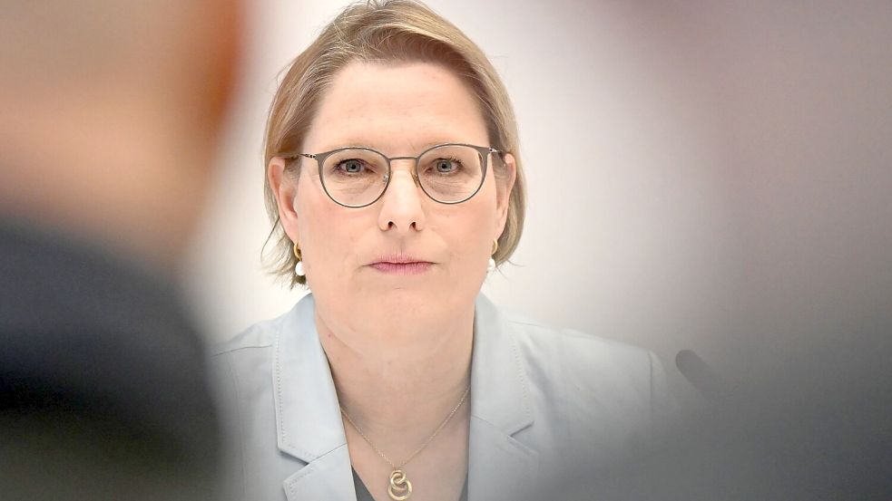 Der Entwurf von Bundesjustizministerin Stefanie Hubig (SPD) sieht vor, dass der Antrag auf elektronische Aufenthaltsüberwachung beim Familiengericht gestellt wird. (Archivbild) Foto: Jennifer Brückner