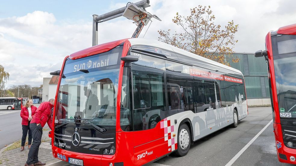 Neugierig begutachtet Osnabrücker Fahrpersonal einen von 19 neuen E-Solobussen des Typs Mercedes-Benz e-Citaro auf dem Betriebshof von SWO Mobil. Foto: Jörn Martens
