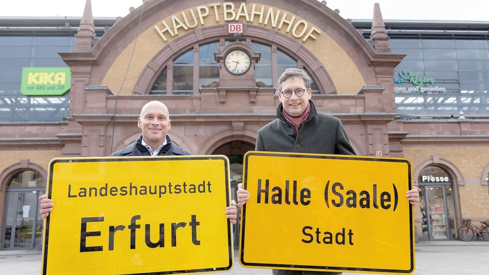 Erfurts Oberbürgermeister Andreas Horn (CDU) und Halles OB Alexander Vogt (parteilos) werben für ihre Städte. Foto: Michael Reichel