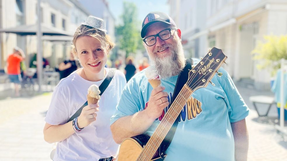 Die Künstler Nini mit dem Hut (links) und Krawallo sorgen beim ersten Osnabrücker Kita-Festival „Kinder Kultur Bewegung“ am 9. April 2026 für Musik. Foto: Förderverein Wittekinds Kultur