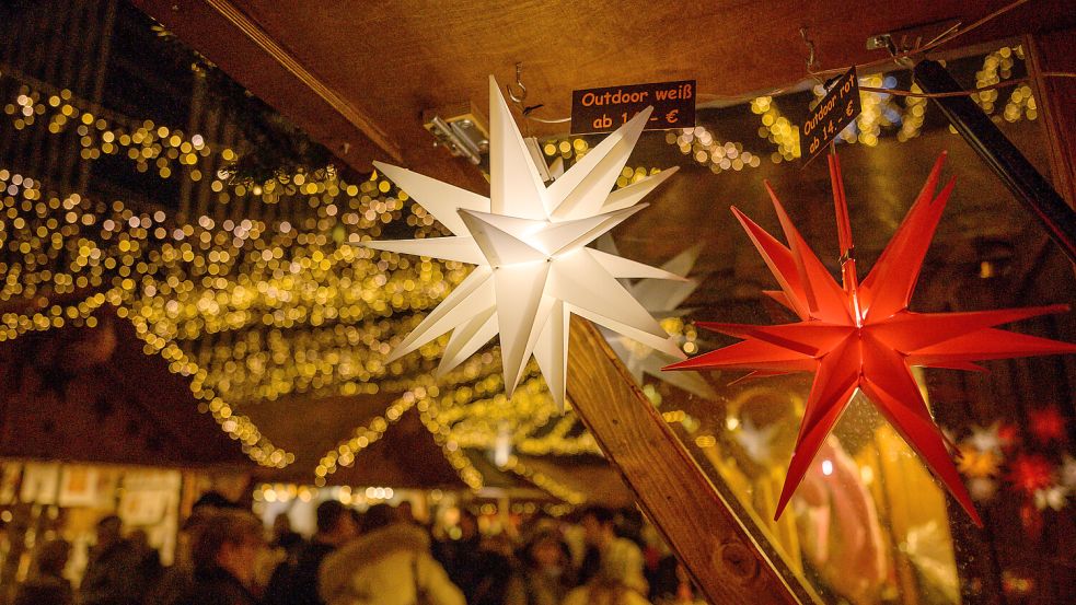 Die Stimmung nicht kaputt machen lassen: Leuchtende Sterne auf dme Weihnanchtsmarkt in Essen. Foto: IMAGO/Uwe Ernst