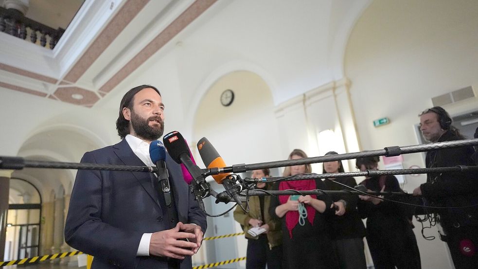 Blocks Verteidiger Ingo Bott gibt vor der Presse ein Statement ab. Foto: Marcus Brandt/dpa