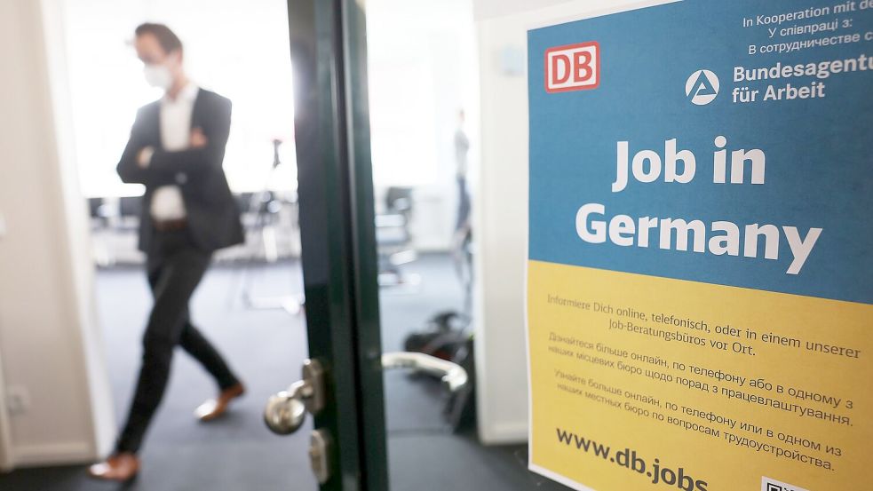 Auch weiter sollen Flüchtlinge Beratung bekommen - notfalls soll ein Job vermittelt werden. (Archivbild) Foto: Oliver Berg