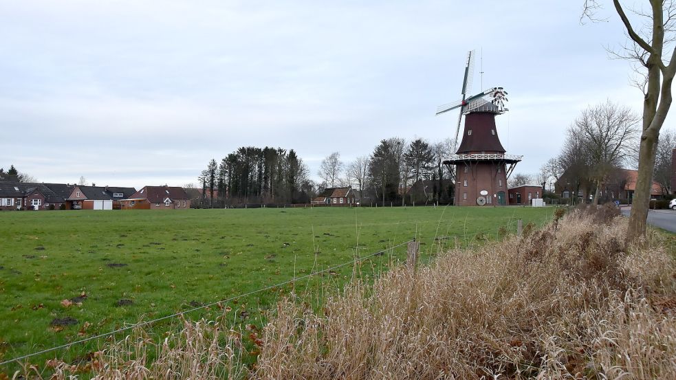 Platz für einen Begegnungs- und Veranstaltungsplatz wäre westlich (Foto) wie östlich der Sterrenberg-Mühle in Upgant-Schott. Foto: Thomas Dirks