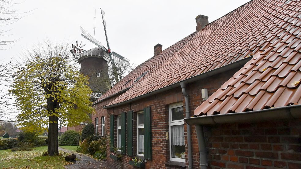 Die Sterrenberg-Mühle und das Müllerhaus in Upgant-Schott hat die Gemeinde Upgant-Schott vor einigen Jahren gekauft. Foto: Thomas Dirks