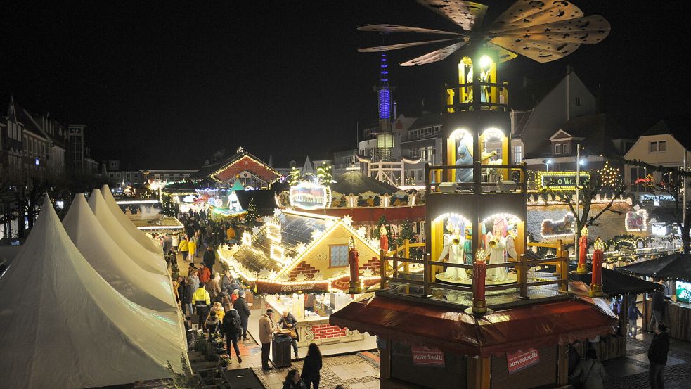 Wer knackt die fünf Fragen und schnappt sich einen der begehrten Gutscheine? Die digitale Schnitzeljagd sorgt für Spannung und Gesprächsstoff auf dem Auricher Weihnachtszauber. Foto: Udo Hippen