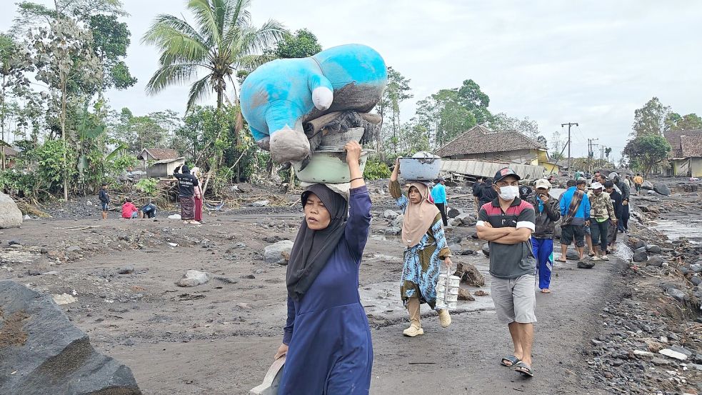 Mehr als 1.100 Menschen sind auf der Flucht. Foto: Wawan Sugiarto/AP/dpa