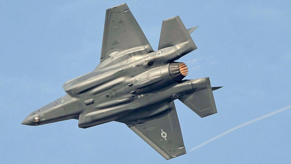 Ein US-amerikanischer F35-Kampfjet fliegt während der Dubai Air Show. (Archivbild) Foto: Fatima Shbair/AP/dpa