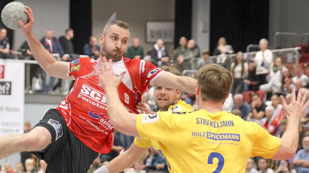 Nach zwei Niederlagen in Folge steht der OHV Aurich im Heimspiel gegen die Bundesliga-Reserve von Team Handball Lippe II unter Zugzwang. Trainer und Mannschaft setzen auf die Unterstützung der Fans, um den Anschluss an die Tabellenspitze nicht zu verlieren. Foto: Helmut Vortanz